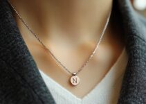 Collier initiale : un cadeau significatif qui ne passe jamais de mode
